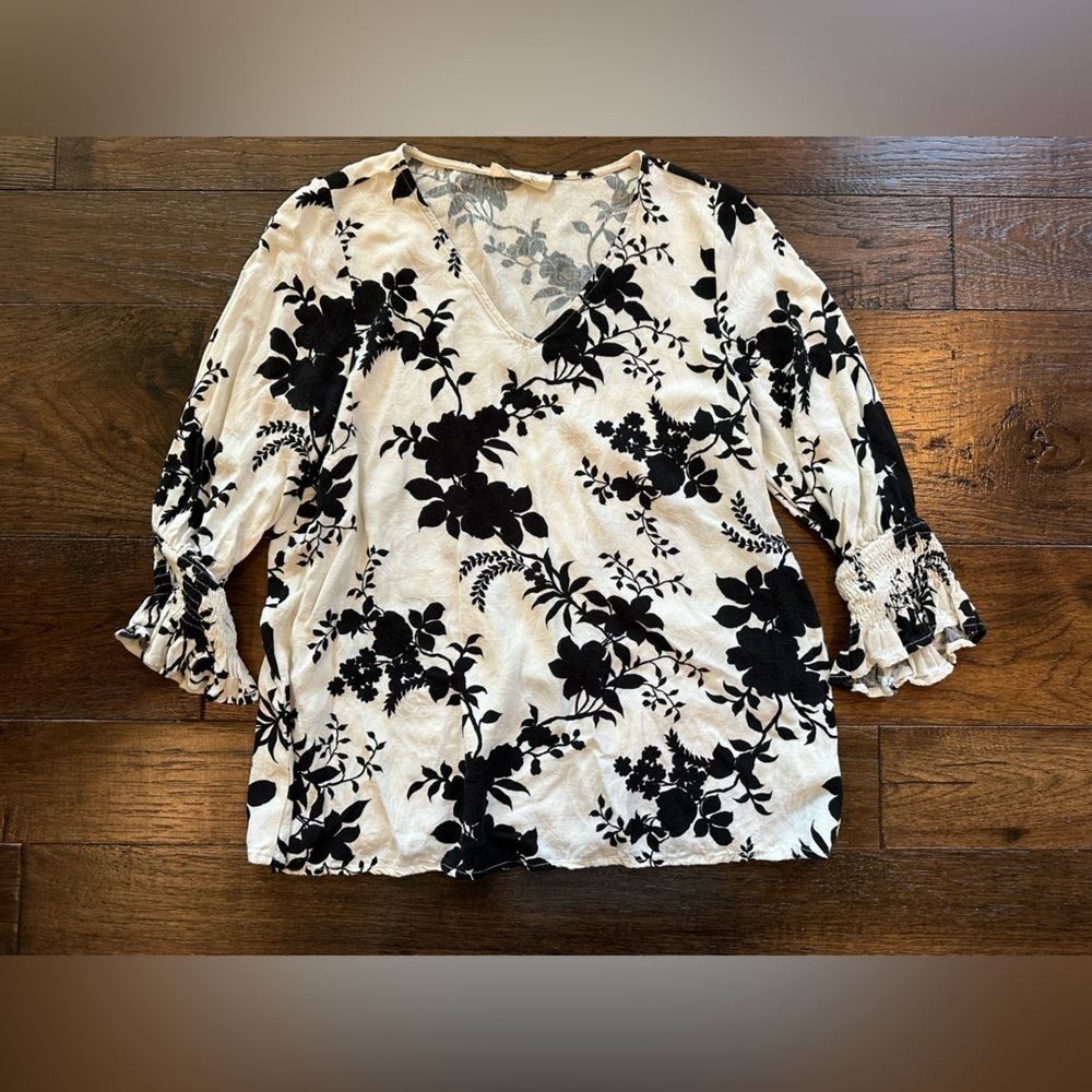Doe & Rae Floral Black and White Women's Top- size Small